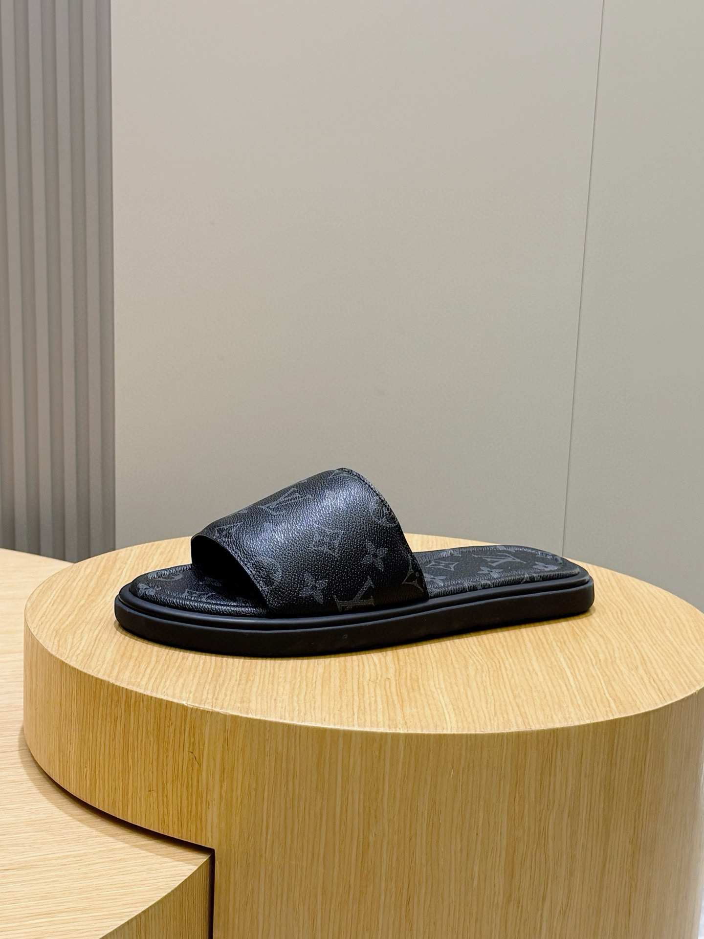 LV shoe