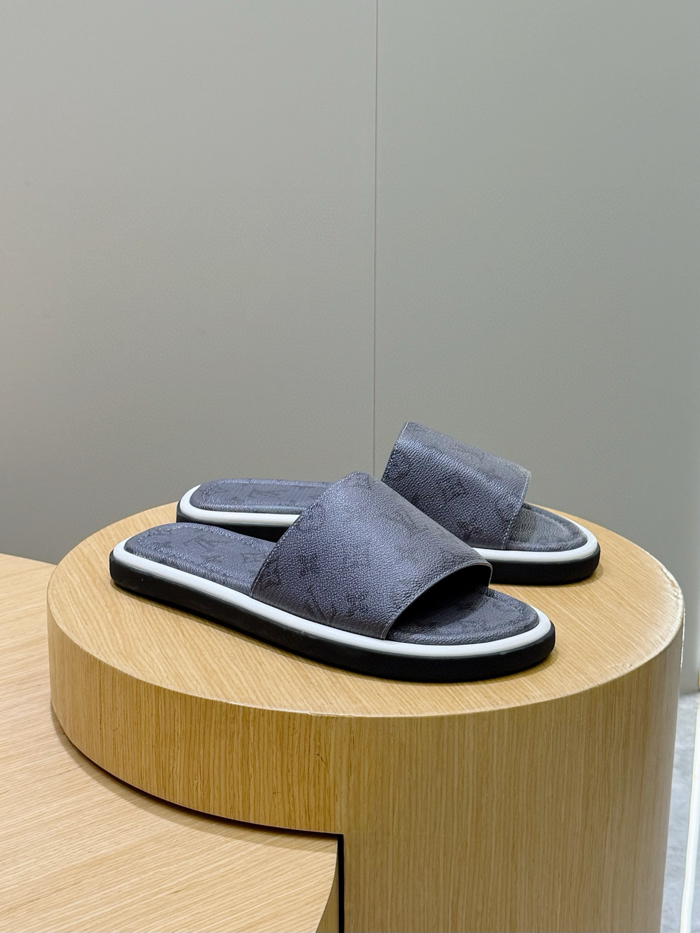 LV shoe