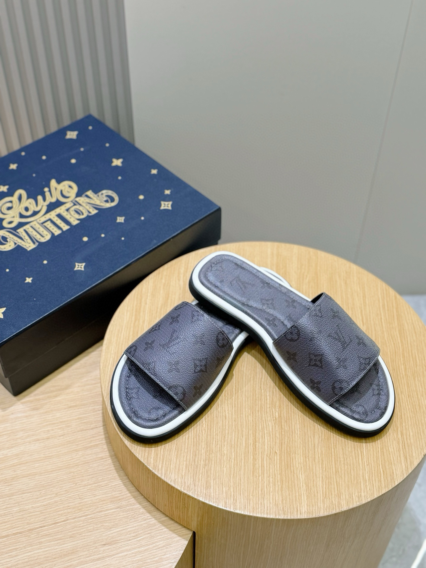 LV shoe