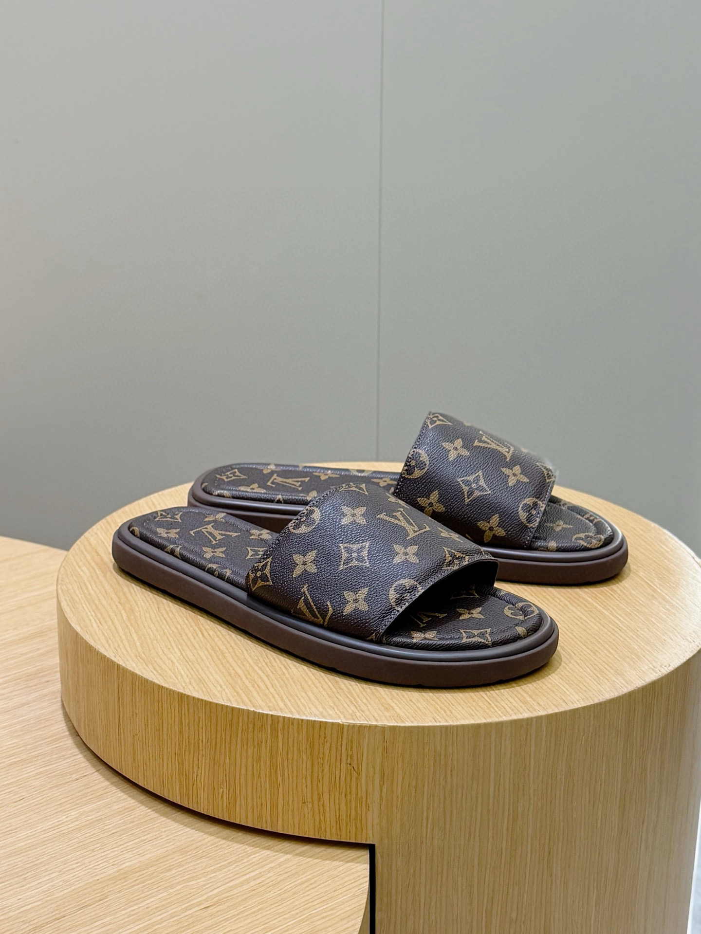 LV shoe