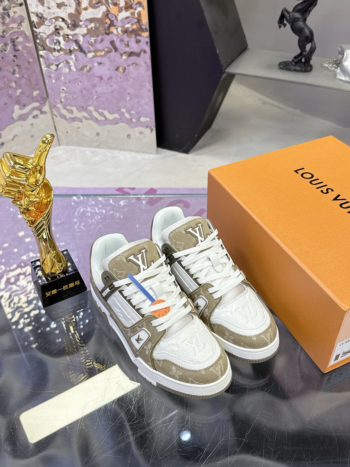 LV shoe