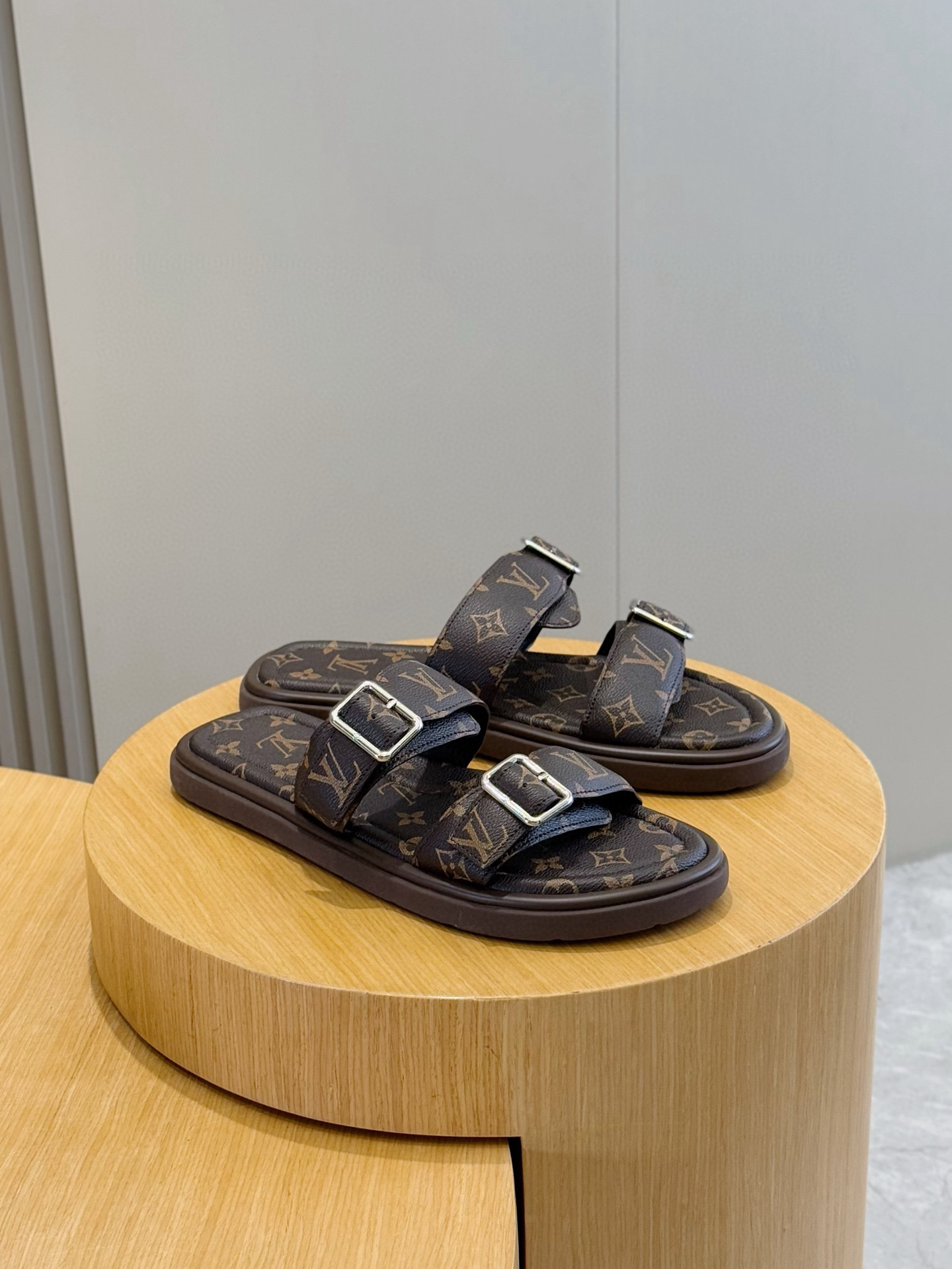 LV shoe