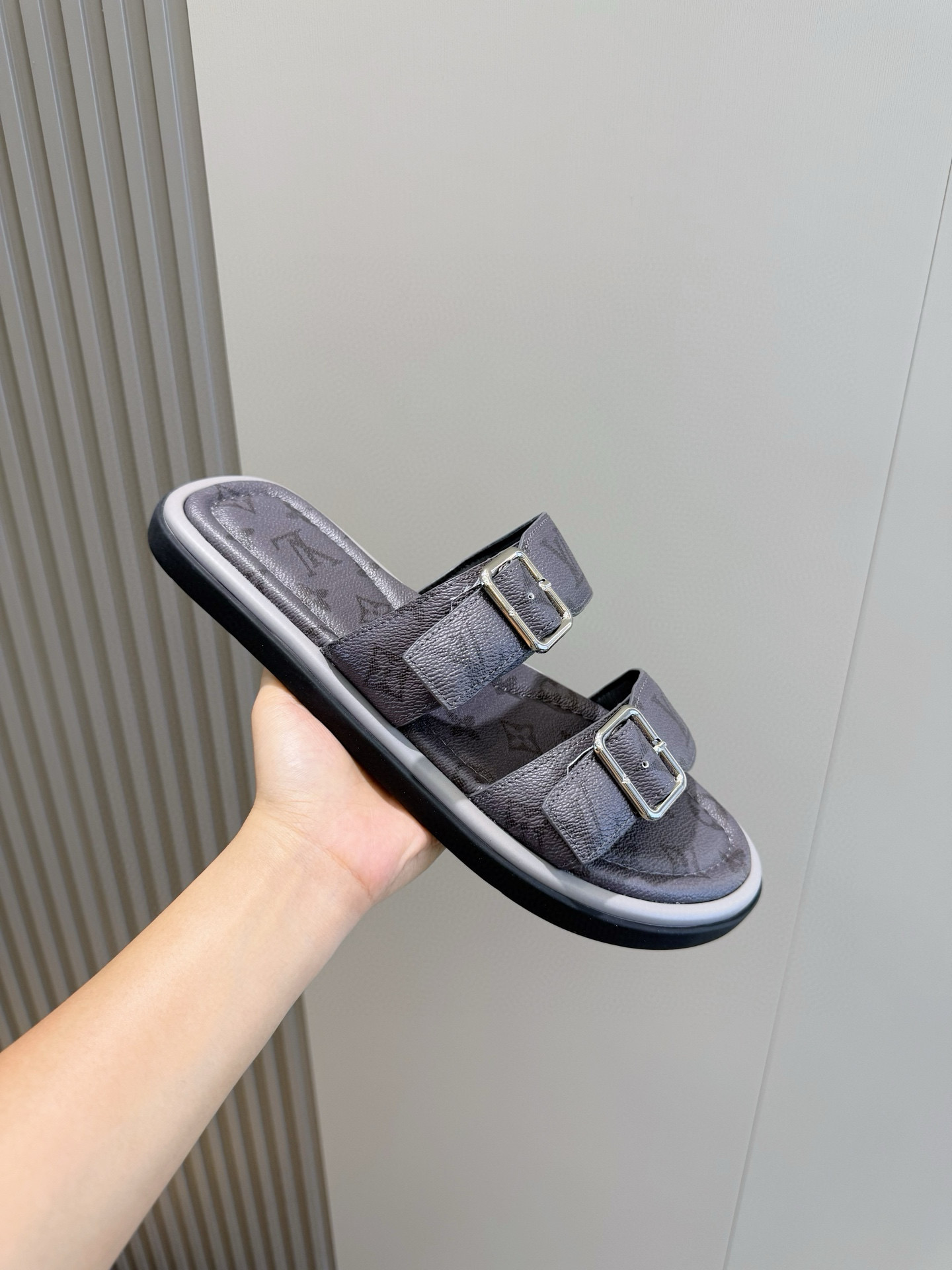 LV shoe