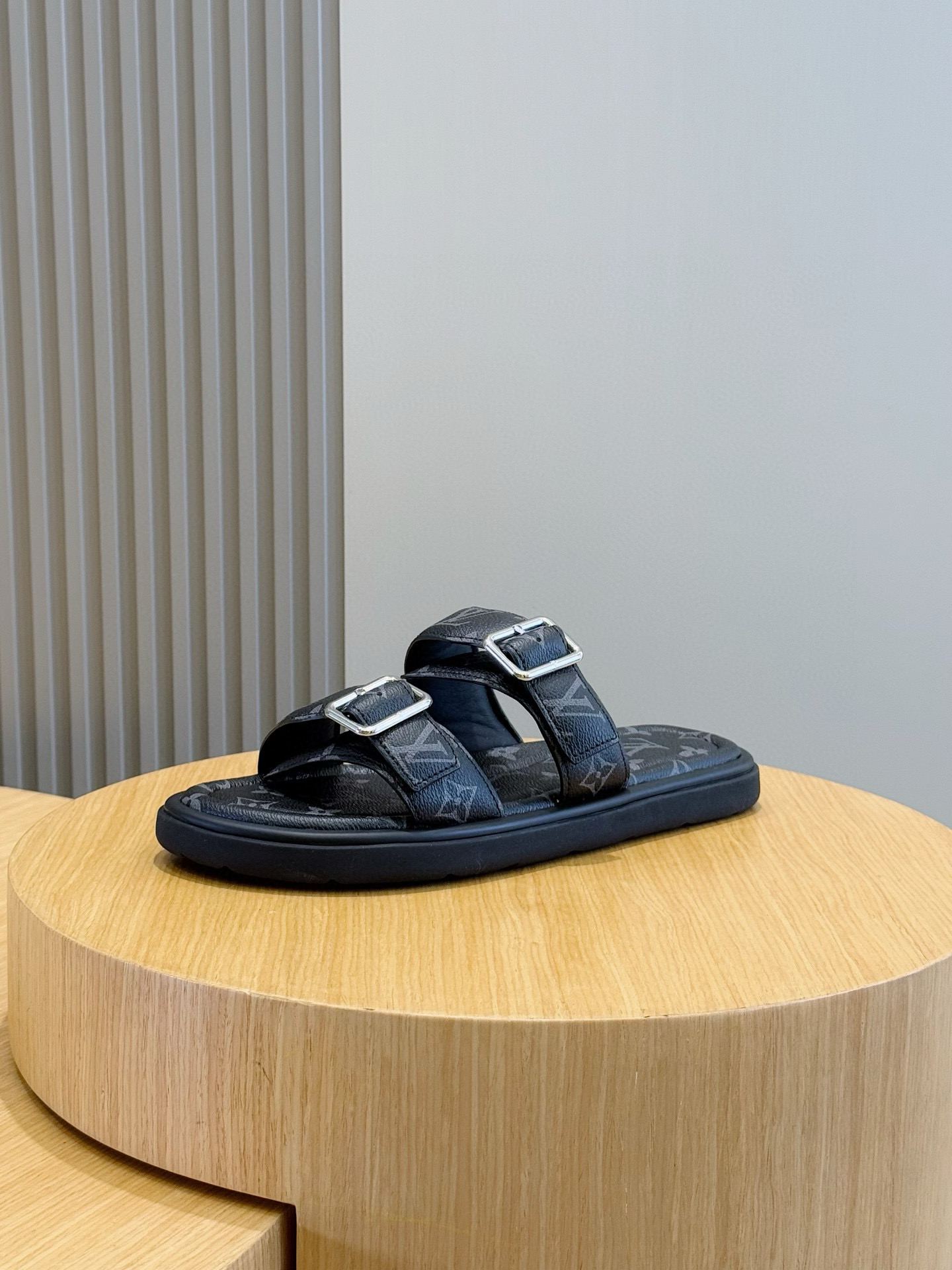 LV shoe