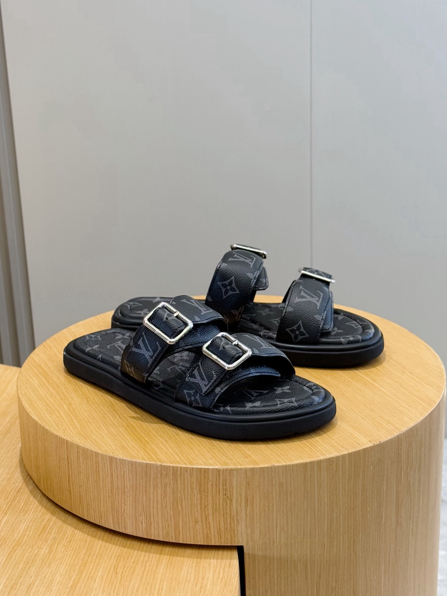 LV shoe