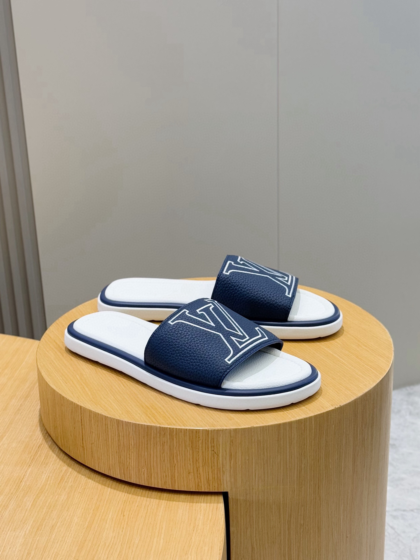 LV shoe