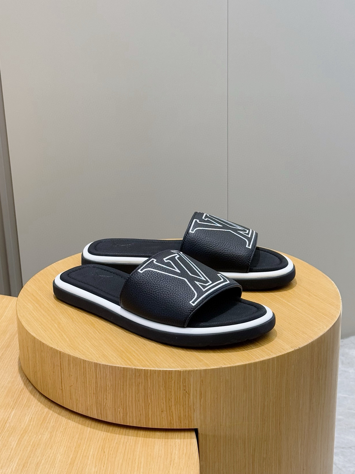 LV shoe