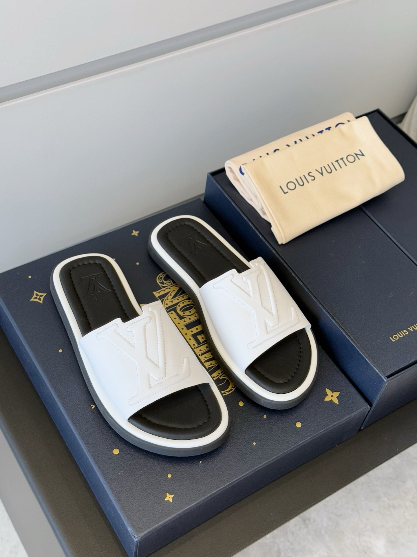 LV shoe
