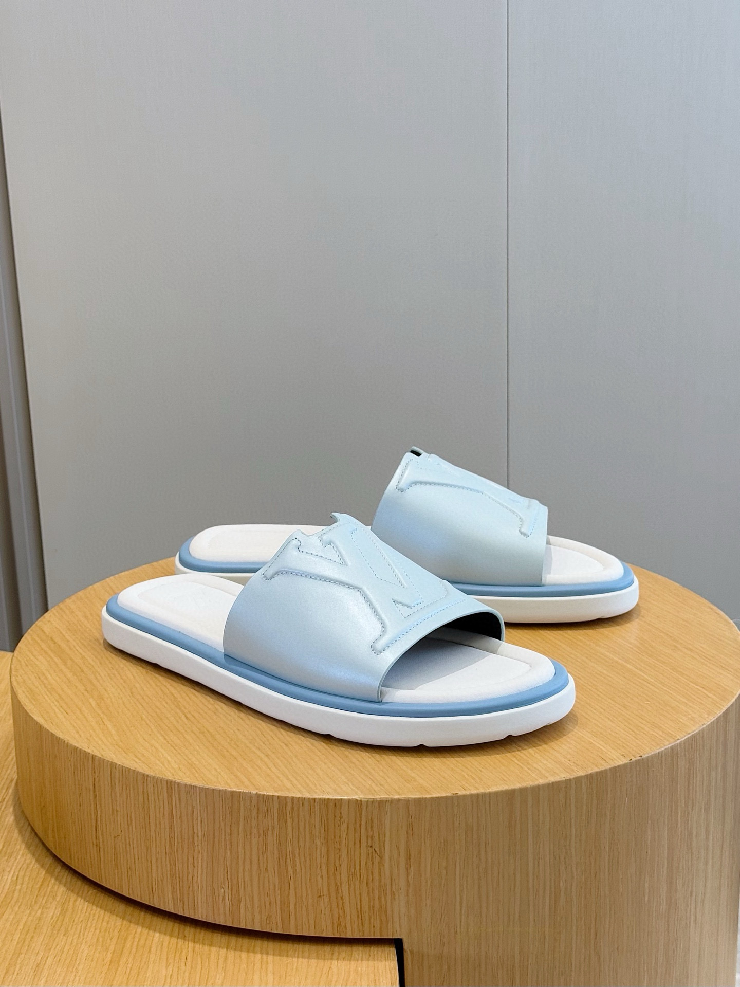 LV shoe