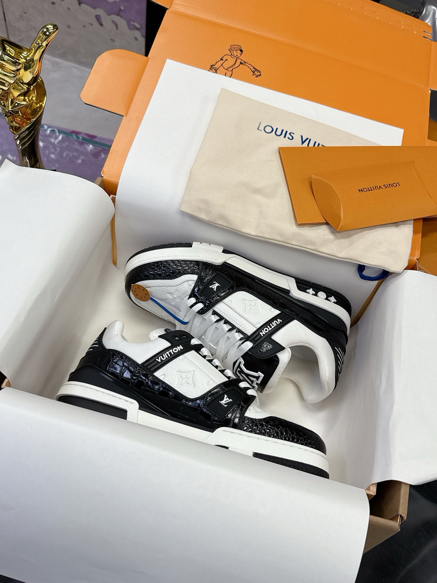 LV shoe