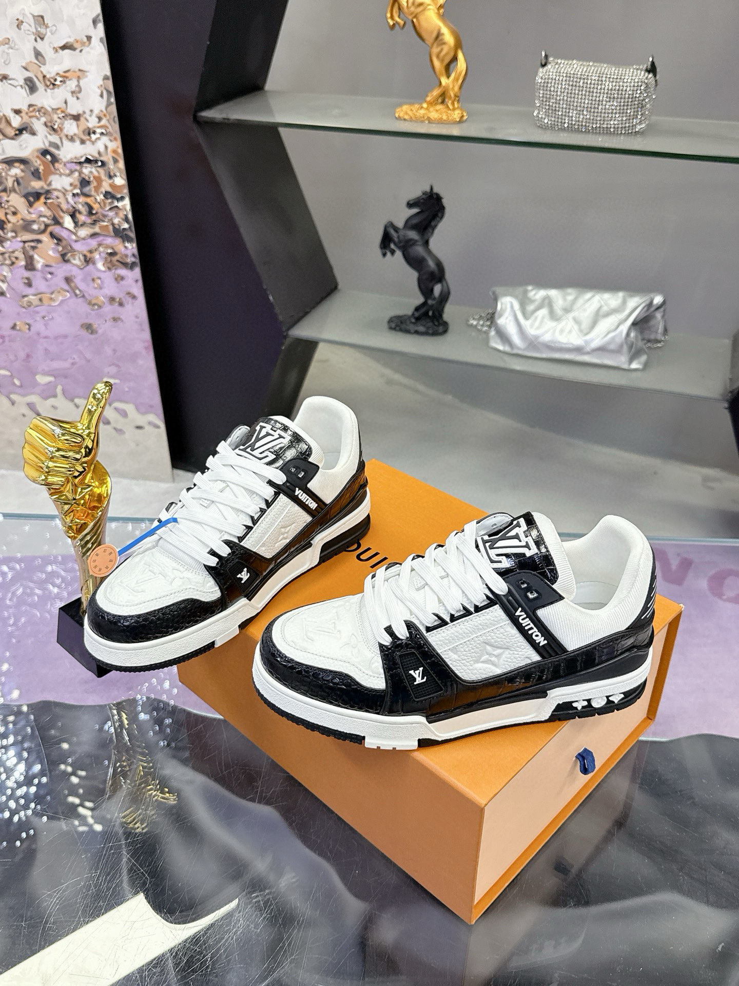 LV shoe