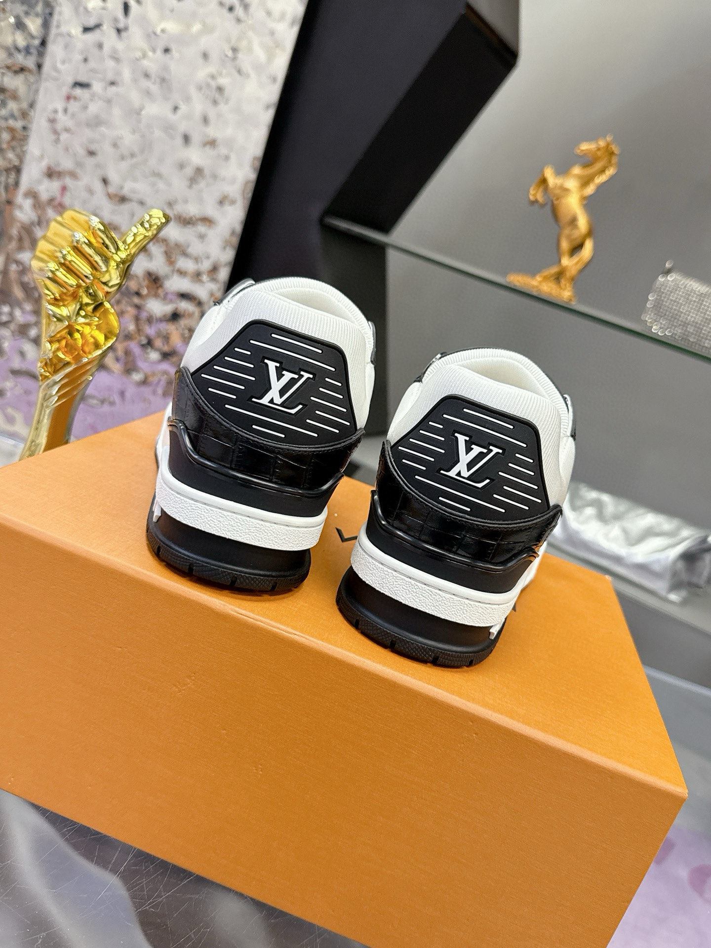 LV shoe
