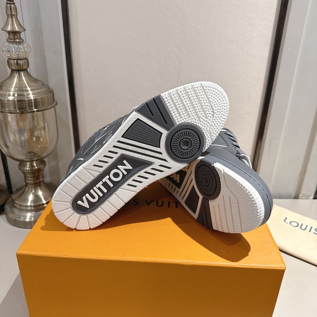 LV shoe