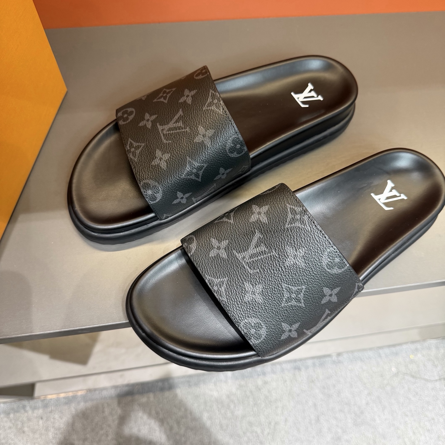 LV shoe
