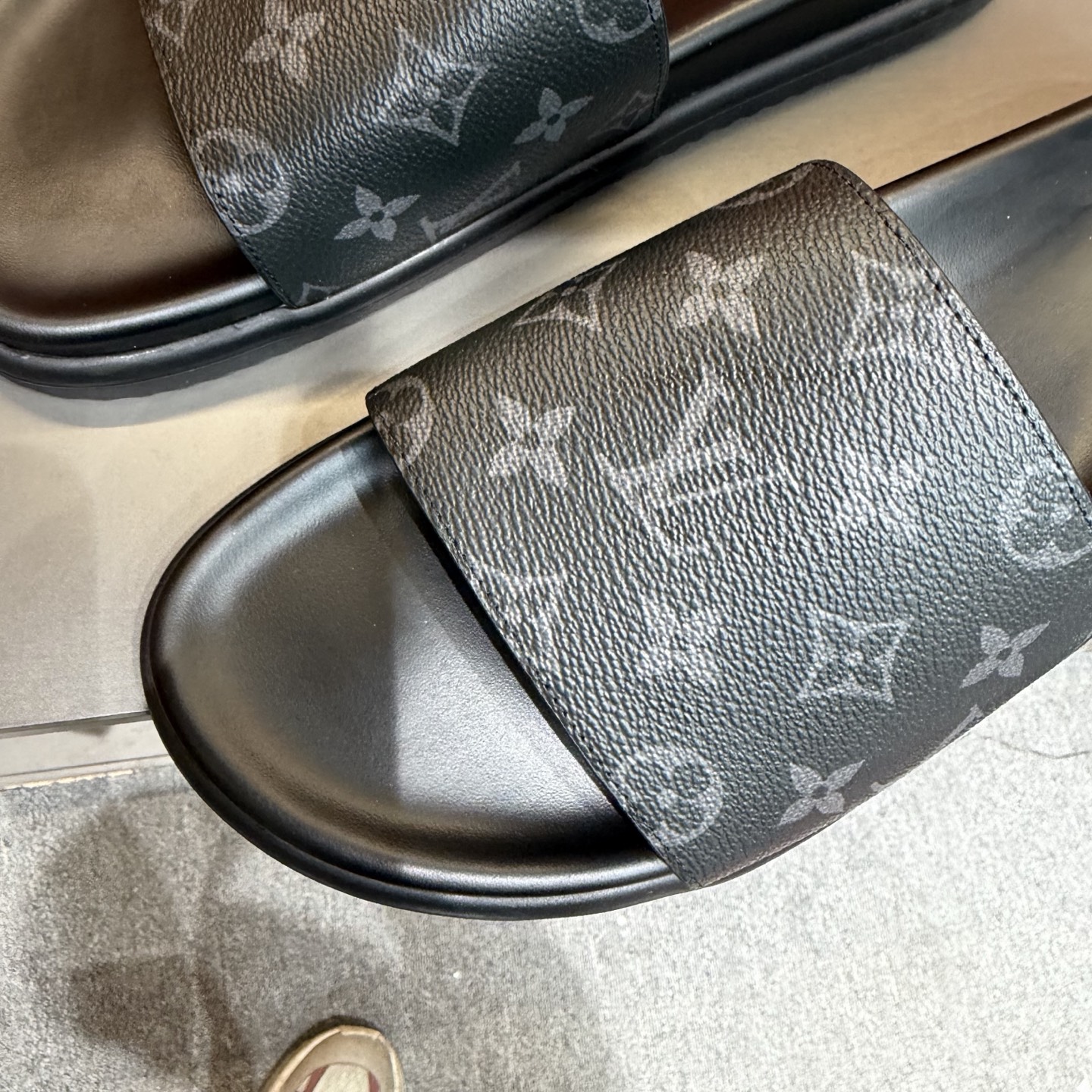 LV shoe