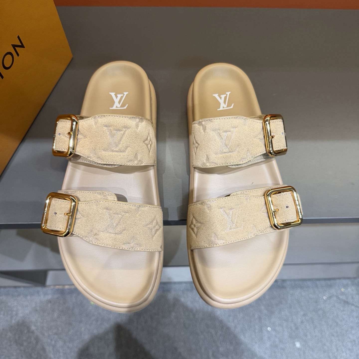 LV shoe