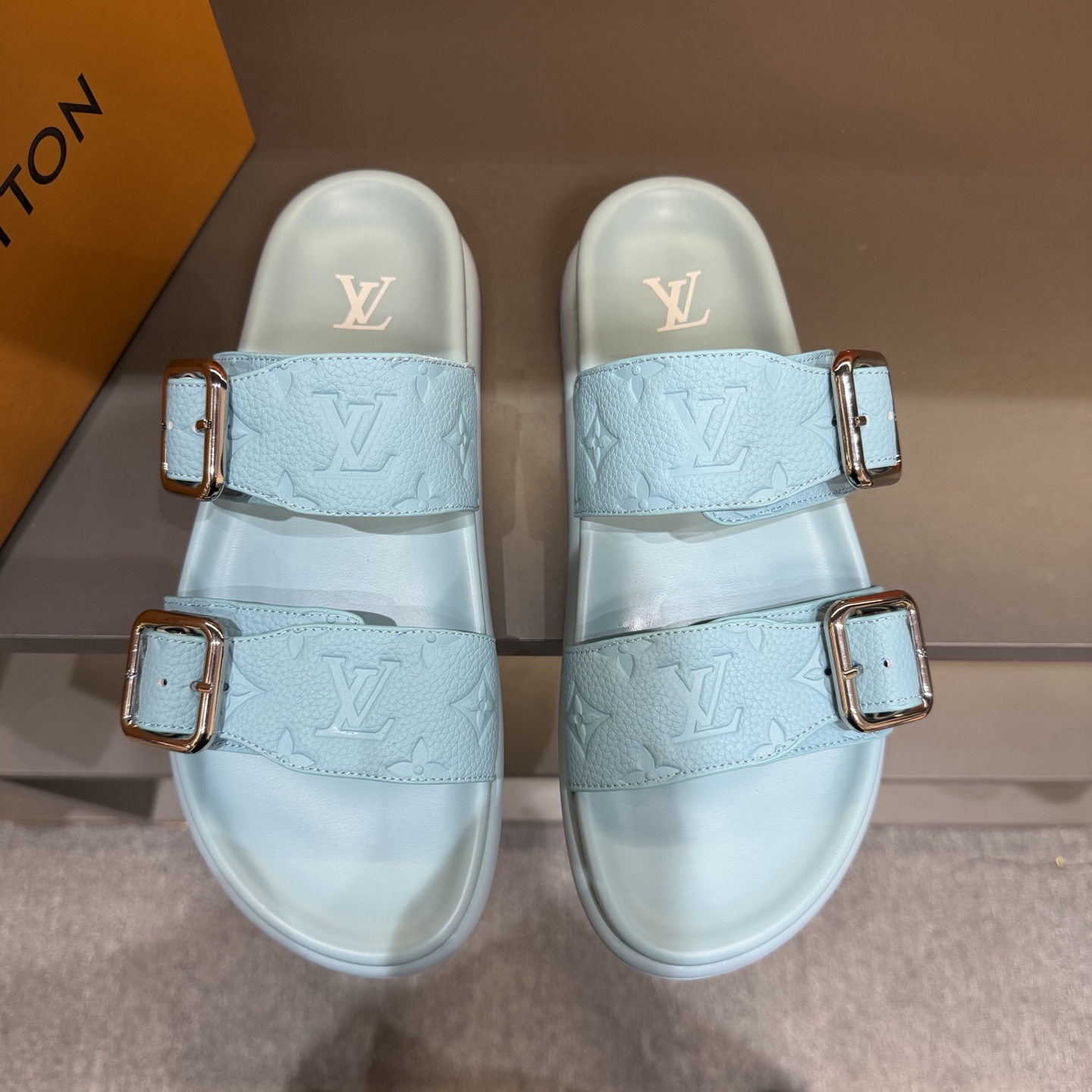 LV shoe