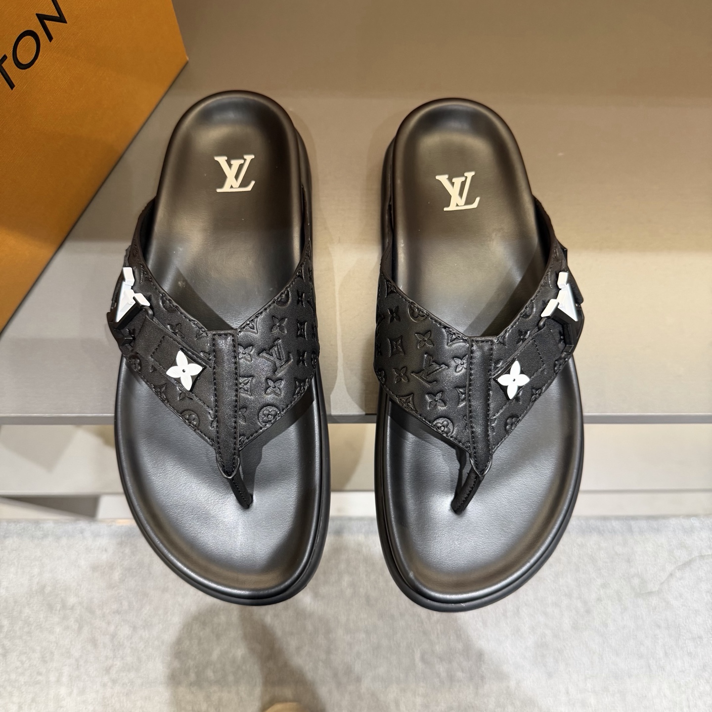 LV shoe