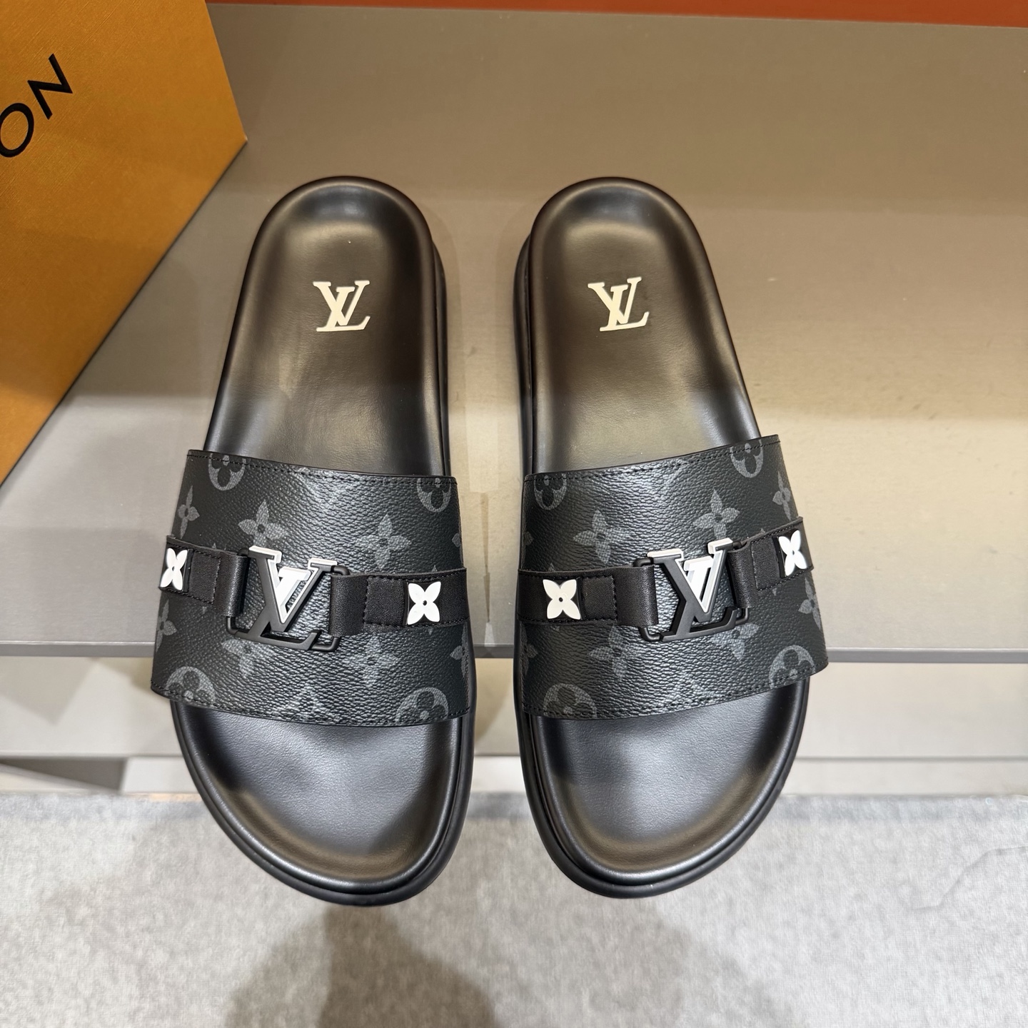 LV shoe