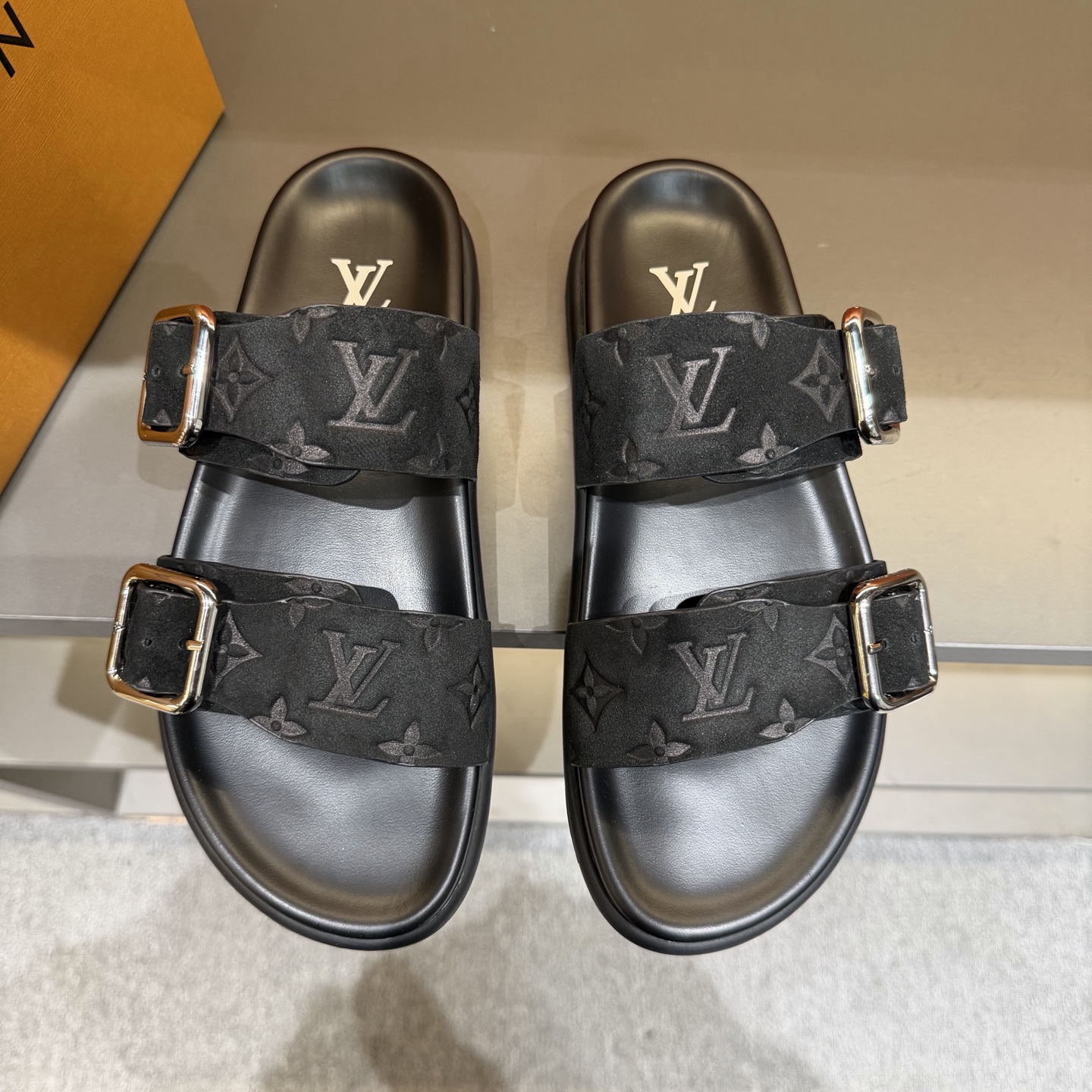 LV shoe