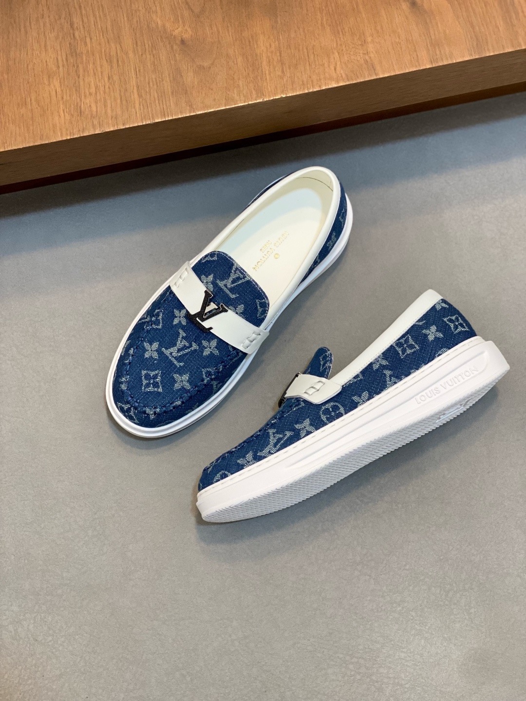 LV shoe