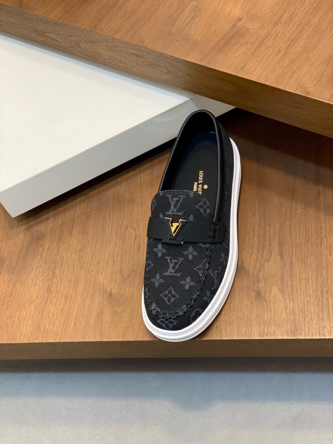 LV shoe