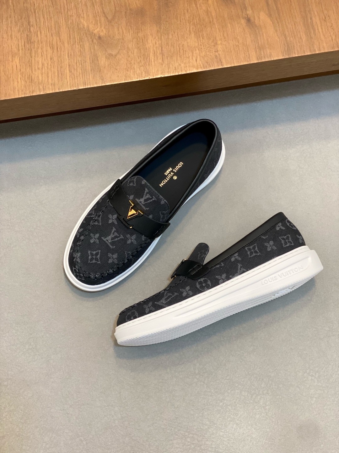 LV shoe