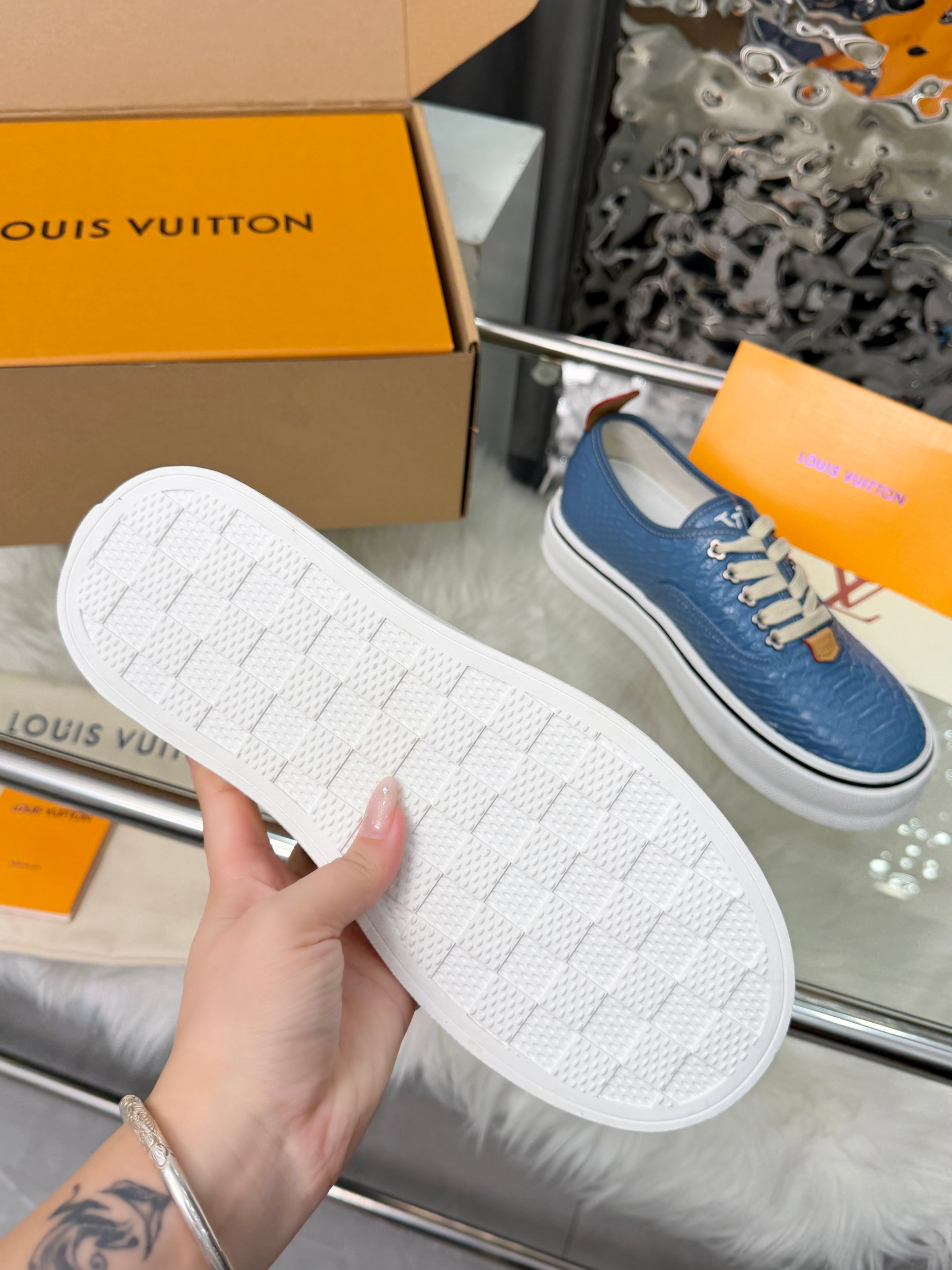 LV