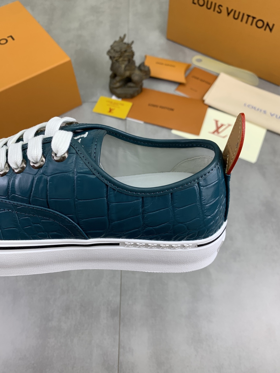 LV